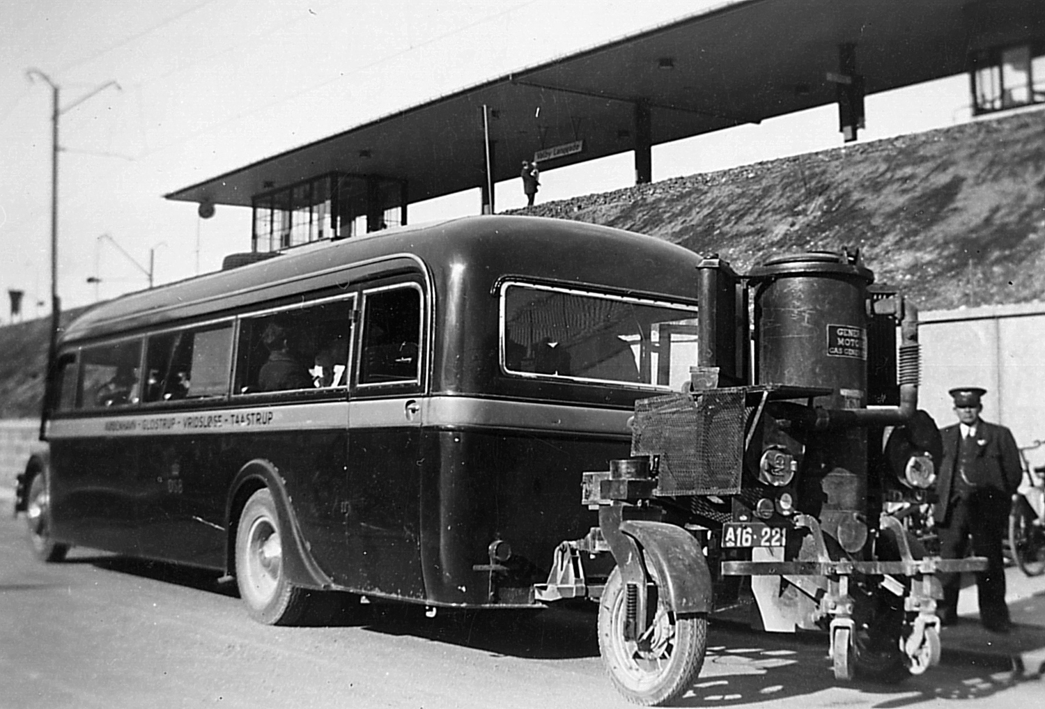DSB 1942 . bus med gasgenerator - foto fra j-bog.dk