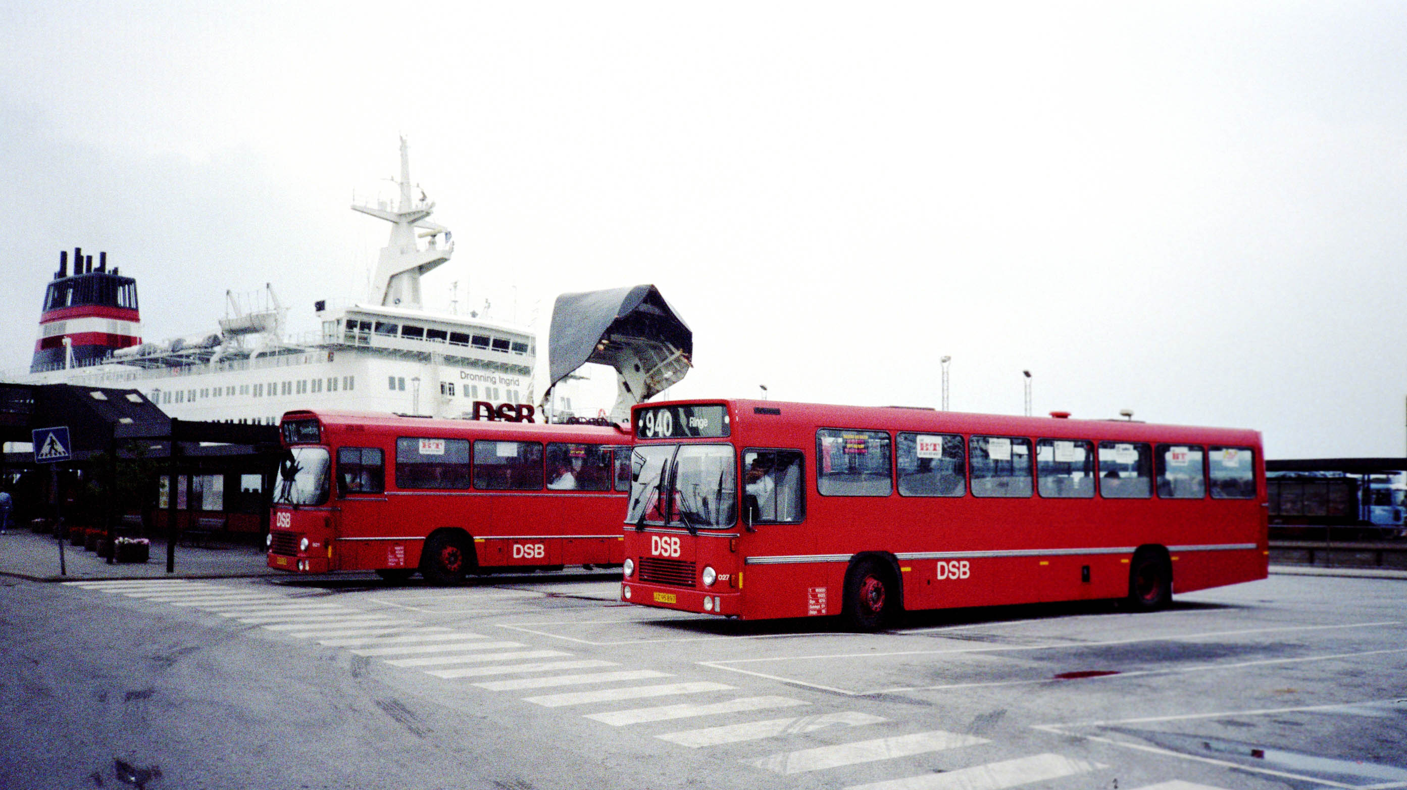 DSB 1991 Busser ved Nyborg færge - foto fra j-bog.dk
